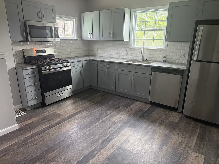 4743 Oldenburg Ave — Photo 1