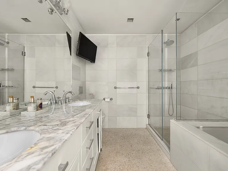 400 E 67th St #28B — Photo 5