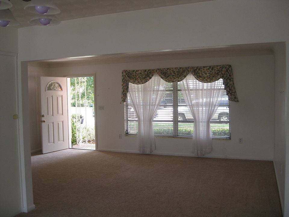 2nd image of 1836 Meadow Ln