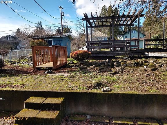 3rd image of 744 NE Nash St