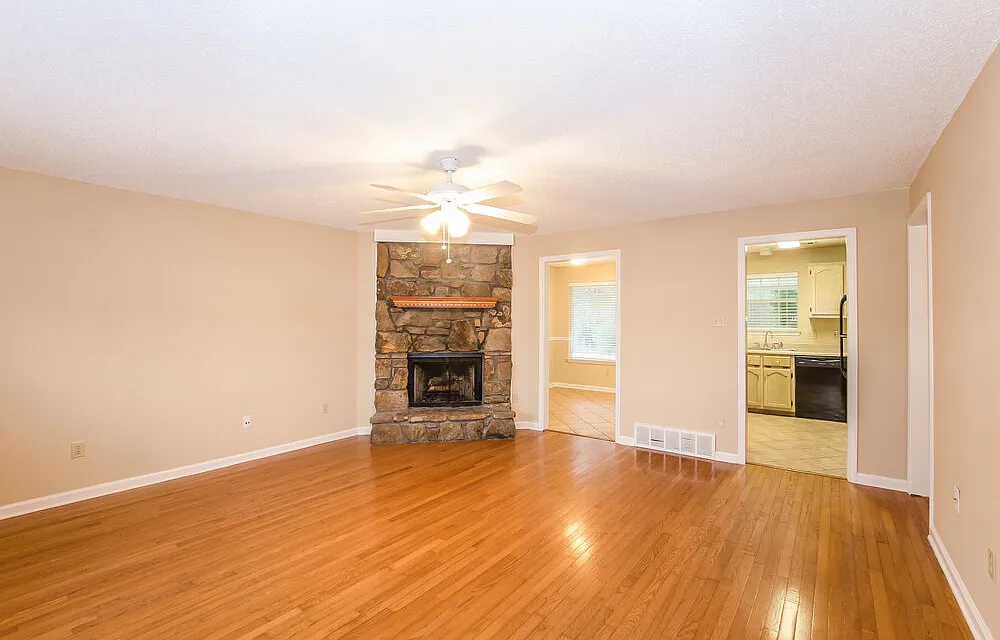 4 bed, 2.0 bath, 1784 sqft, $1,910 — Photo 2