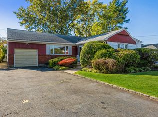 805 Princeton Rd, Franklin Square, NY 11010