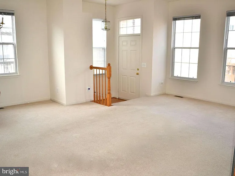 2569 James Monroe Cir — Photo 2