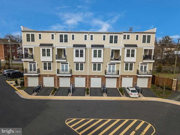 3rd image of 206 Murdoch Sq SE