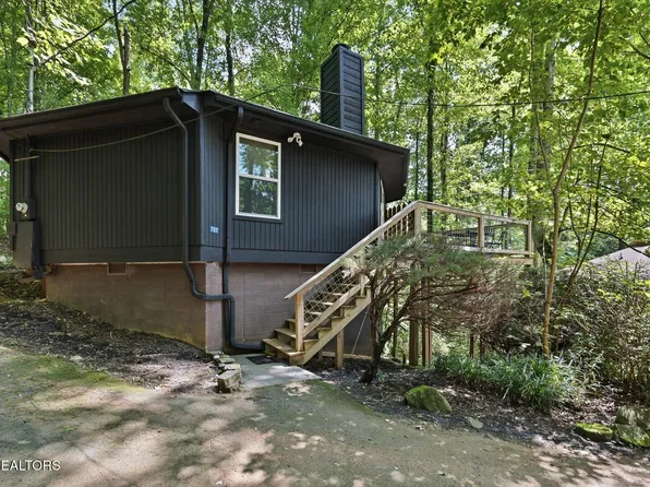 707 Maple Ln, Gatlinburg, TN 37738