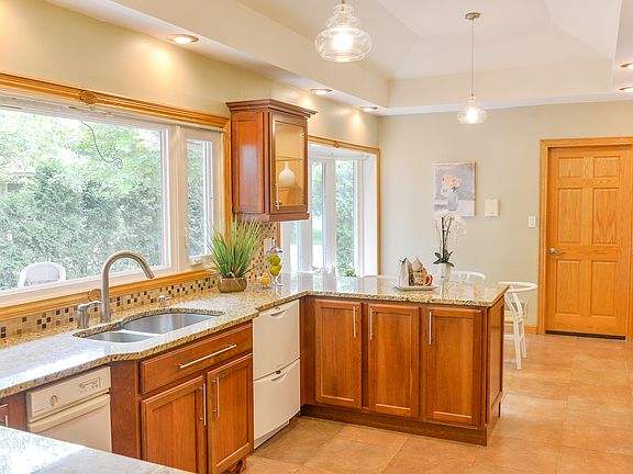2nd image of 225 W Riverglen Dr