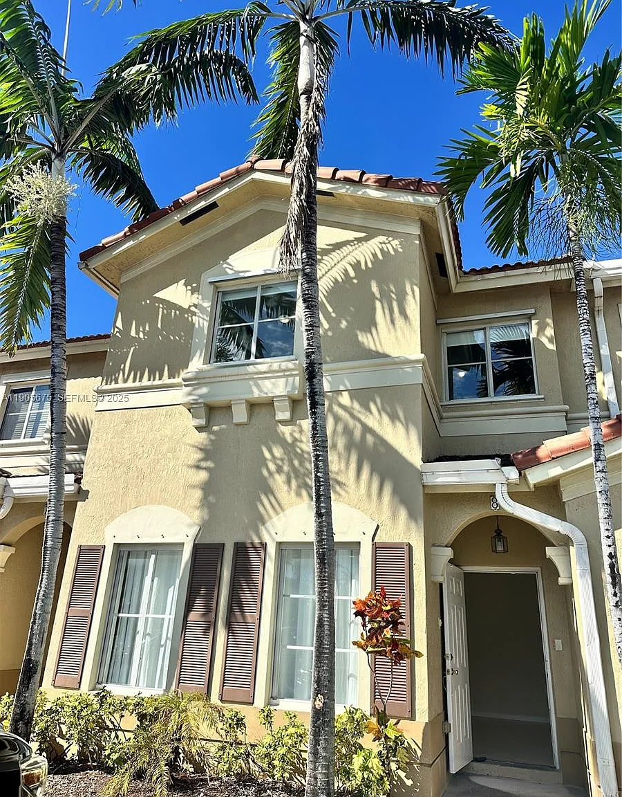 3 bed, 1600 sqft, $3,160 — Photo 1