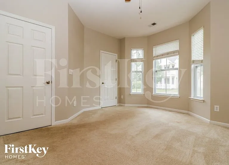 577 Delafield Dr — Photo 12