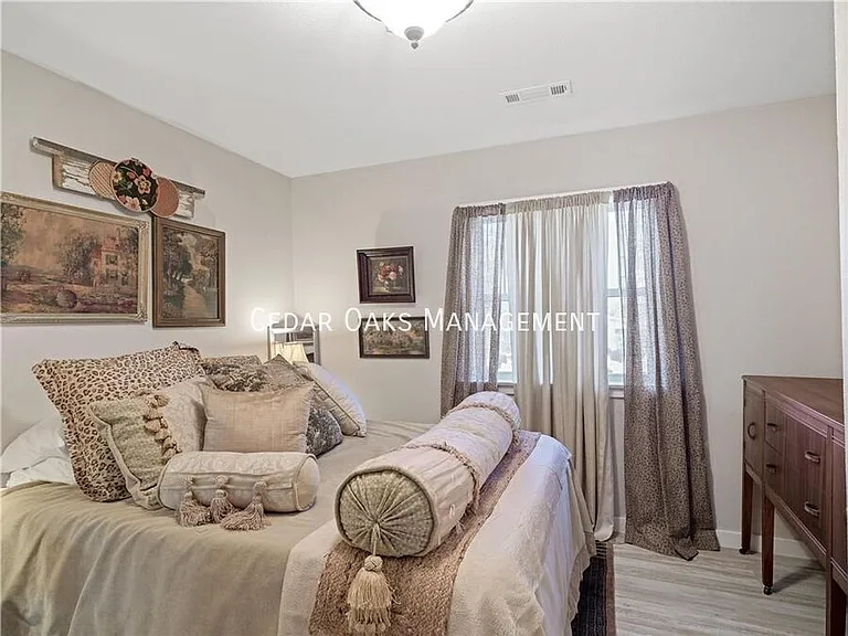 303 N Summit St — Photo 12
