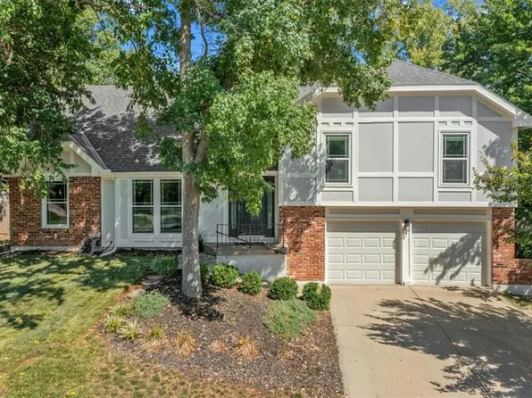 8603 Greenway Ln, Lenexa, KS 66215