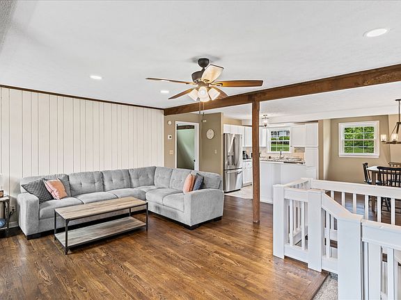 3rd image of 804 Sugarloaf Ln