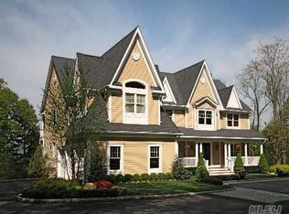 16 Castle Harbor Rd, Huntington, NY 11743