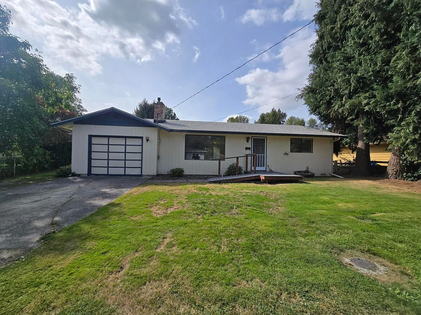 2 Bedroom, 2 Bathroom House in Burlington! — Photo 1