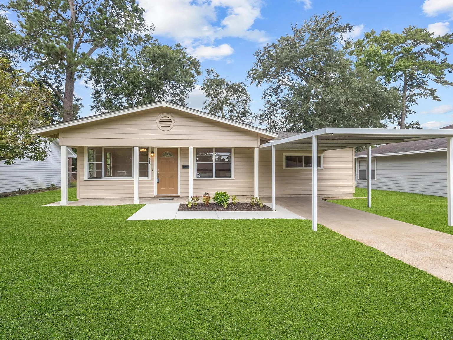 3 bed, 1.0 bath, 1184 sqft, $1,800 — Photo 3