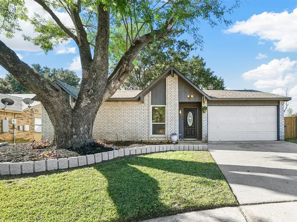 2644 Castanada Cir, Fort Worth, TX 76112