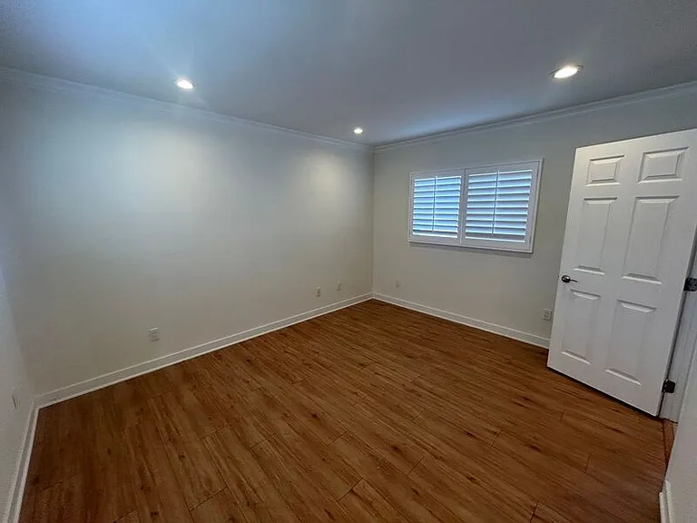 648 W Howard St — Photo 16