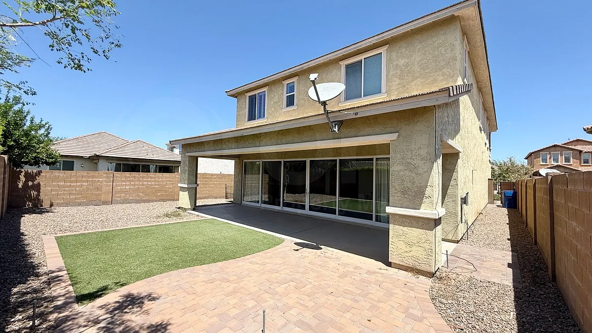 4 bed, 4.5 bath, 3673 sqft, $3,000 — Photo 2