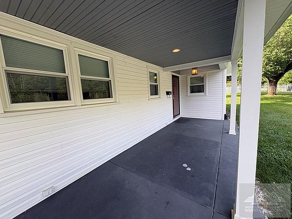 2nd image of 300 Vista Rd