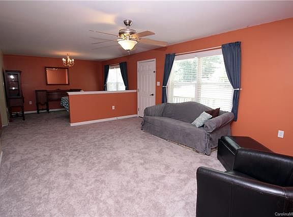 4th image of 490 Emerald Hills Dr