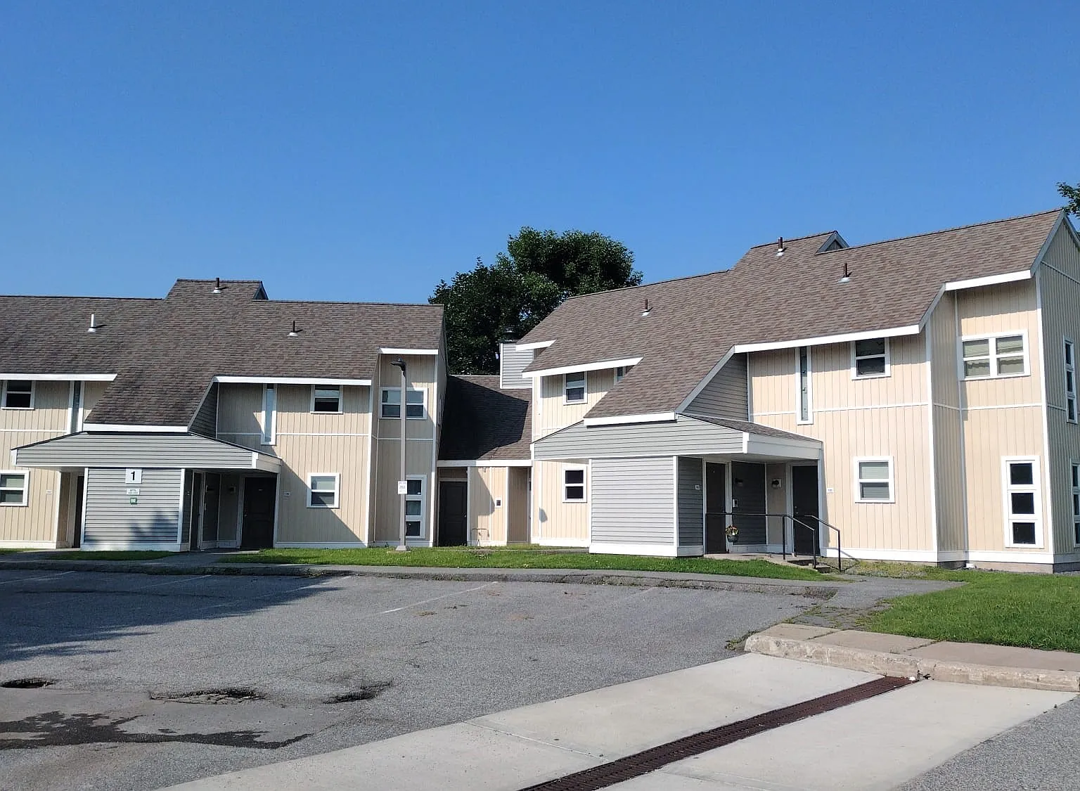Golden Park Apartments — Photo 1