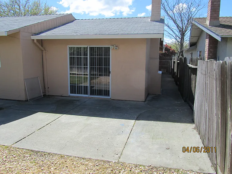 606 Frieda Dr — Photo 3