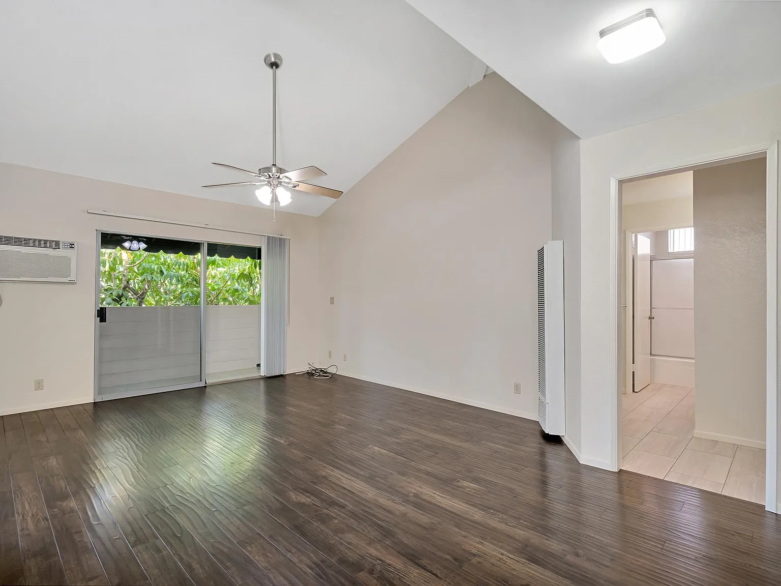 7013 Haskell Ave — Photo 3