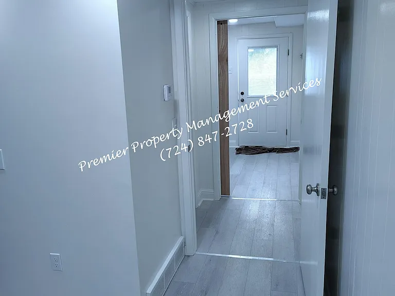 906 Clyde St — Photo 11