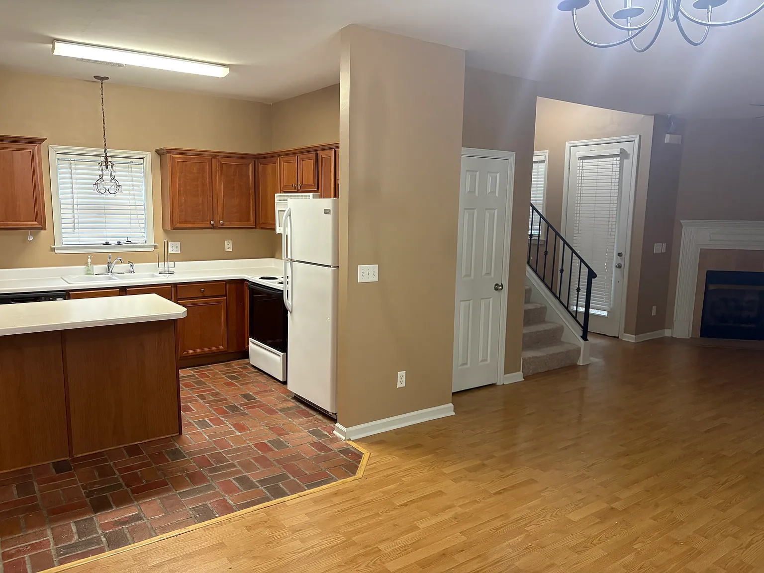 3 bed, 2.5 bath, 1728 sqft, $2,400 — Photo 2