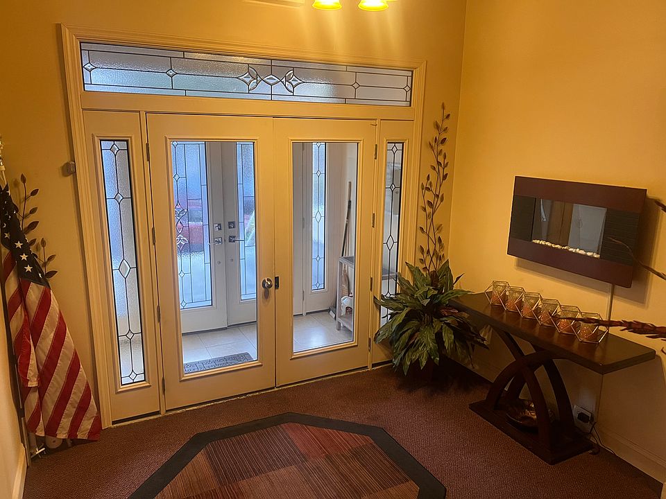 Beautiful communal entranceway / hallway