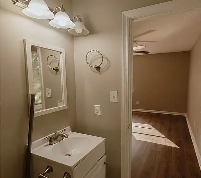 6107 Gladstone Dr — Photo 25