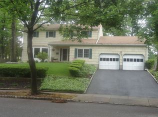 8 Windbeam Ct, East Brunswick, NJ 08816