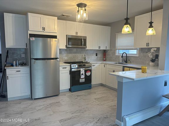 5th image of 79 Barbados Drive S