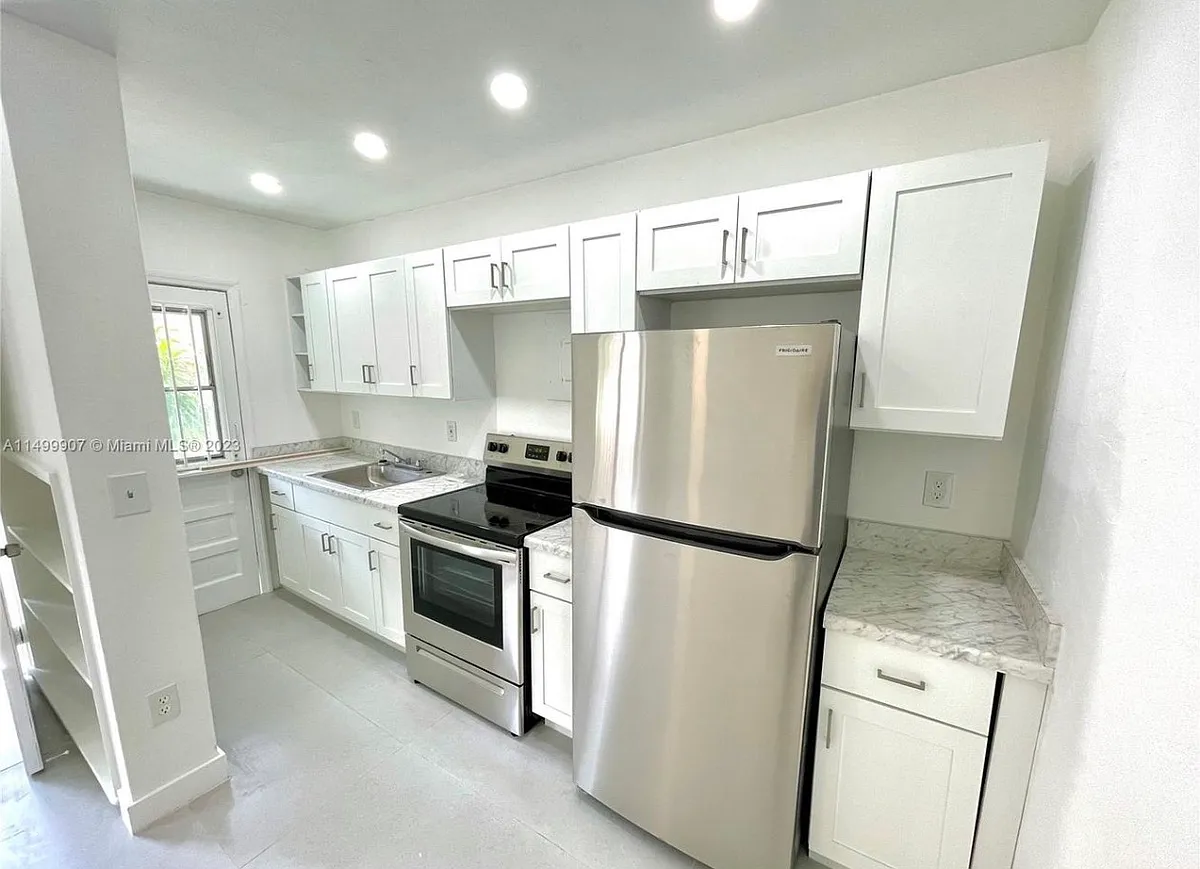 Building Photo - 550 SW 10th St #7