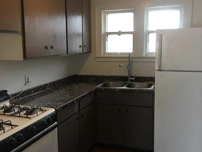 608 E Bernhard Ave — Photo 2