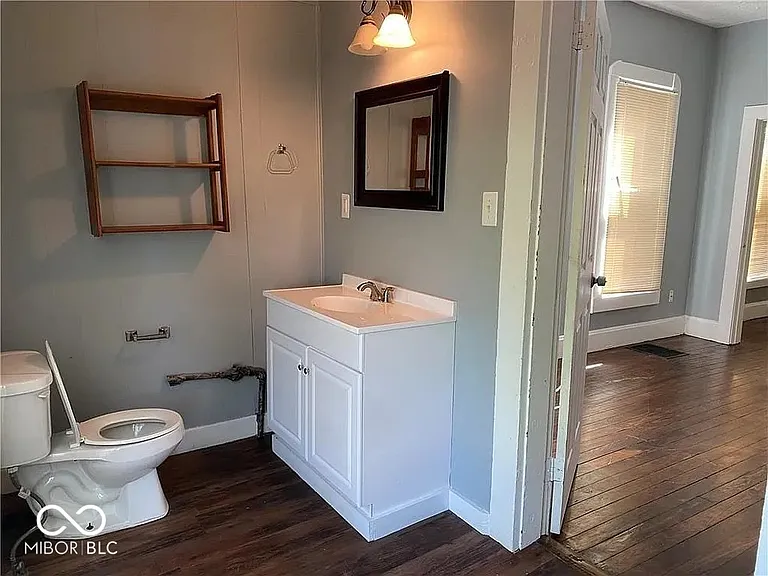 1201 N Oxford St — Photo 5