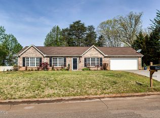 275 Ridgebark Ln, Lenoir City, TN 37772
