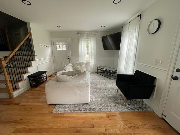 5th image of 122 Swan Ave