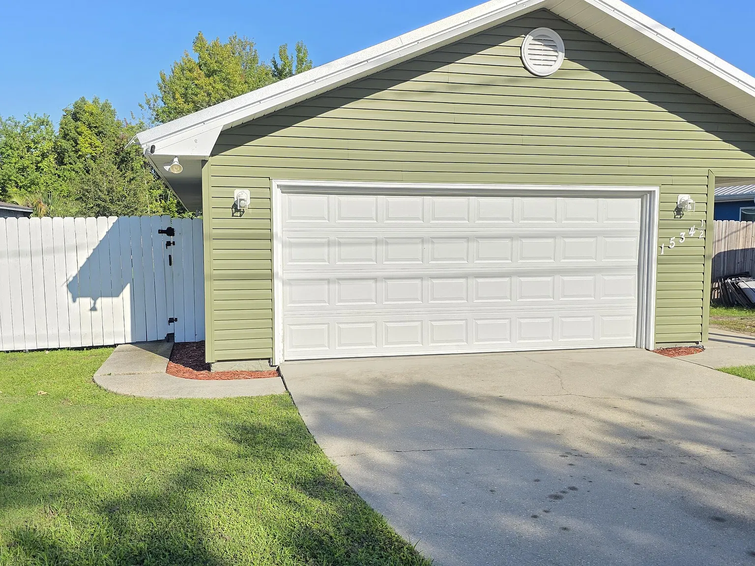 3 bed, 1395 sqft, $2,400 — Photo 2