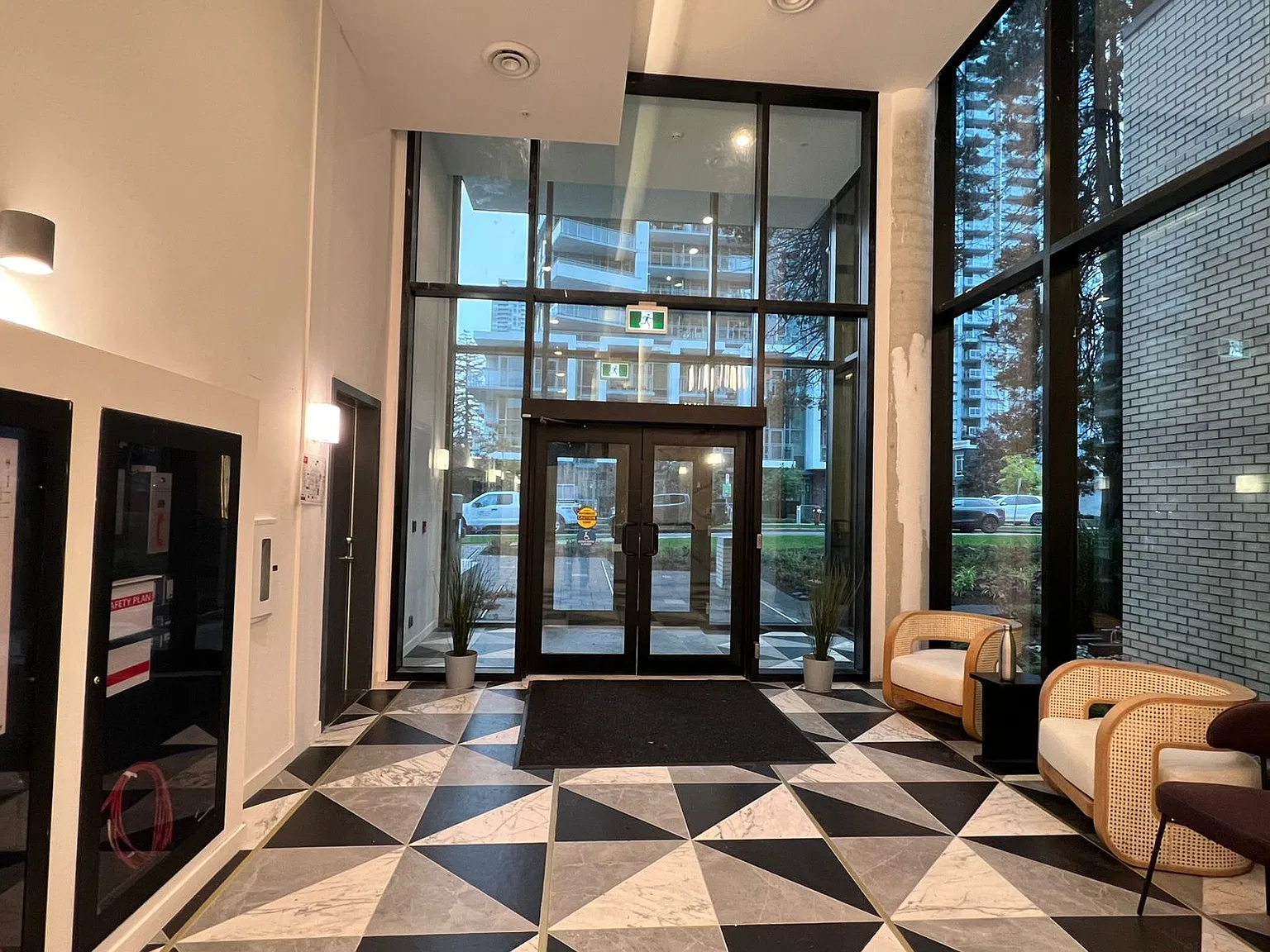 Melrose Tower — Photo 4