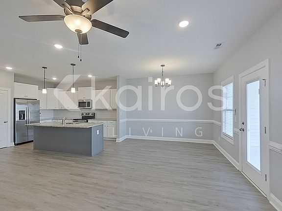 4th image of 3704 Oak Leaf Way #E