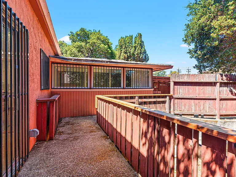 1015 82nd Ave — Photo 37
