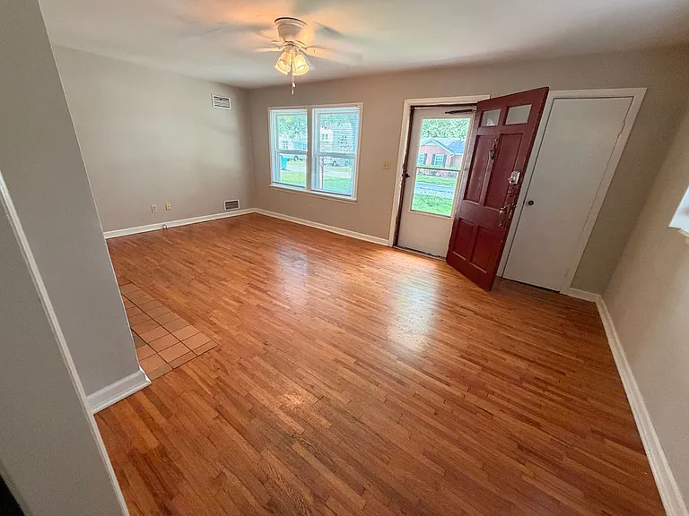 1838 S Maryland Ave — Photo 13