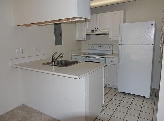 Spaciou kitchen, new cabinets