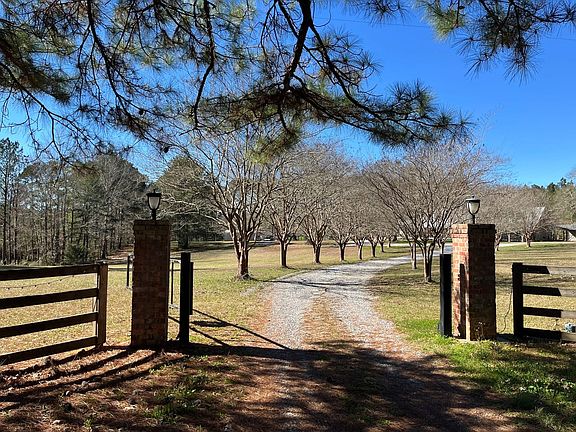 3rd image of 928 Whitaker Rd