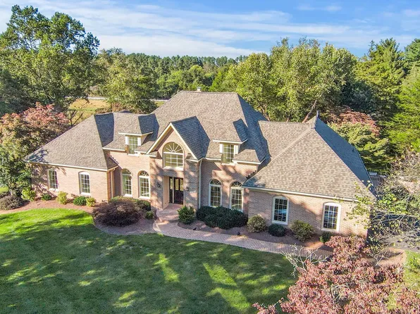 10928 Woodland Falls Dr, Great Falls, VA 22066