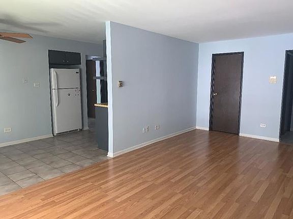 3rd image of 821 S La Grange Rd #204