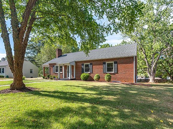2nd image of 1010 Grand View Cir