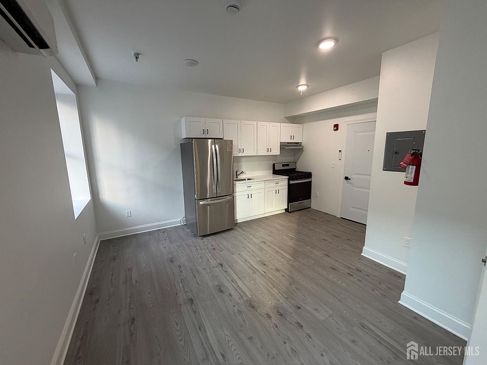 2nd image of 103 Bayard St Suite 8