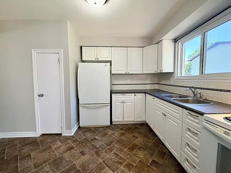 1095 Mississaga St W #126 — Photo 7