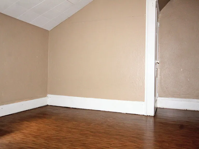 1021 College Ave — Photo 22